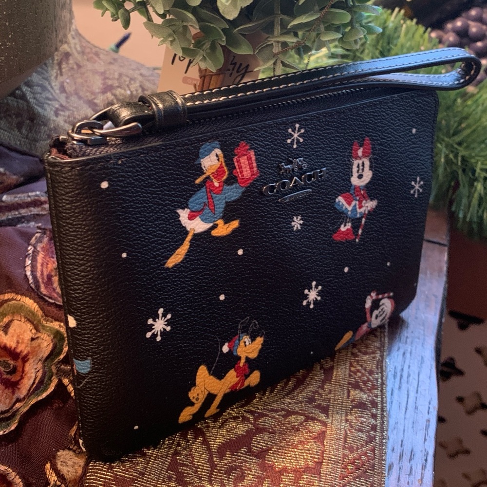 Authentic COACH Signature Coated leather Disney Xmas  print zip top wristlet - Picture 14 of 16